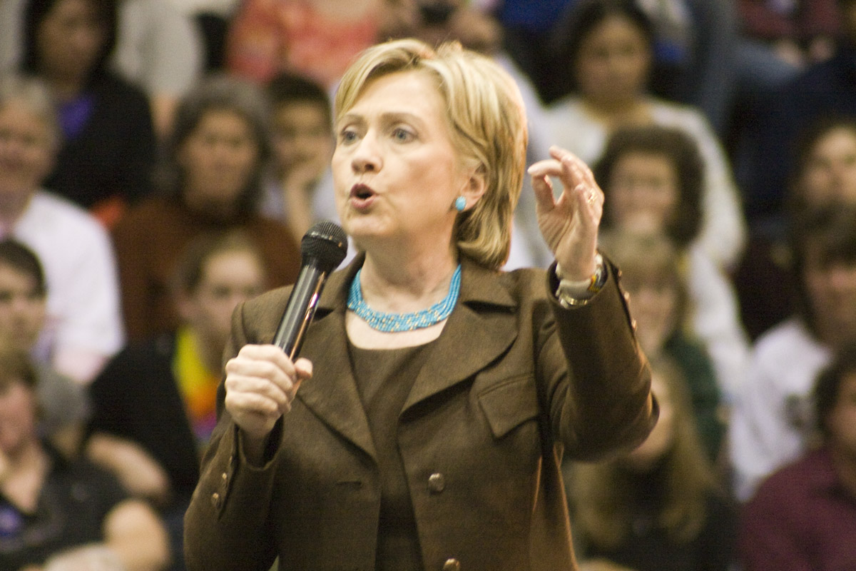 Clinton triumphiert in der 1. TV-Debatte der Demokraten